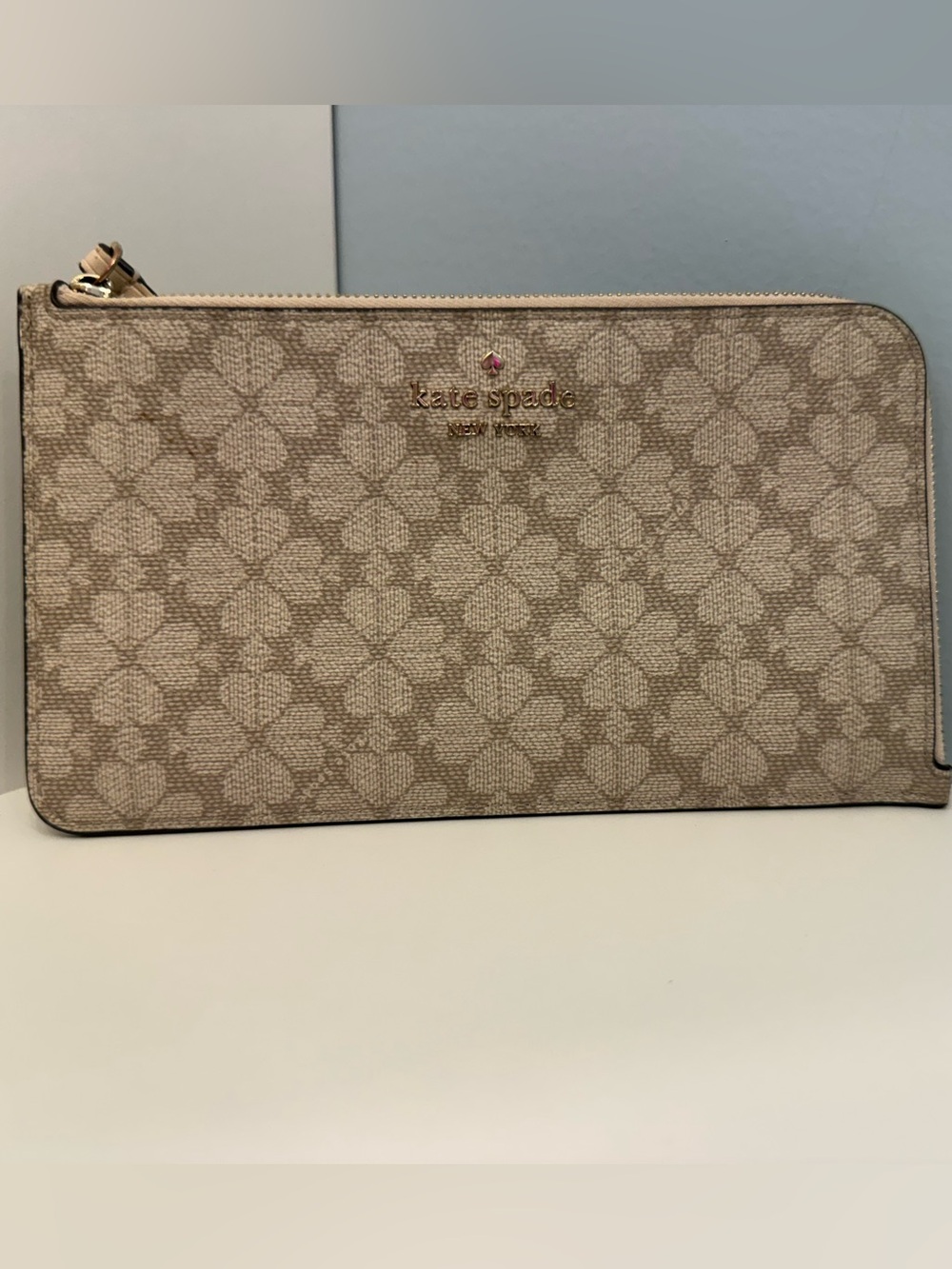 Kate Spade New York Lucy Spade Flower Medium L-Zip Wristlet KG487